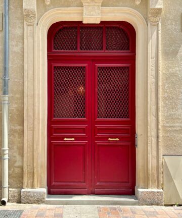 reproduction porte ancienne 2 ventaux avec insert de grille metallique et imposte avec inserts de grille metallique