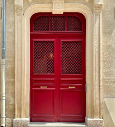 reproduction porte ancienne 2 ventaux avec insert de grille metallique et imposte avec inserts de grille metallique