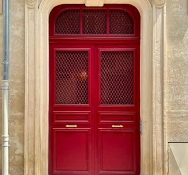 reproduction porte ancienne 2 ventaux avec insert de grille metallique et imposte avec inserts de grille metallique