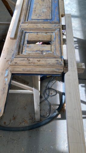 greffepartiellerenovationporte greffe partielle d'un montant de porte ancienne. La partie verticale centrale de la porte est remplacée et assemblée en tenon mortaise. Le reste de la porte est conservé.
