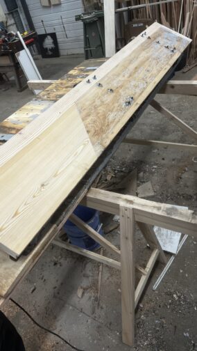 greffeporteanciennerestauration ventail de porte tierce, la partie basse à été réparée avec une greffe de bois neuf. la partie haute en bon état est onservée