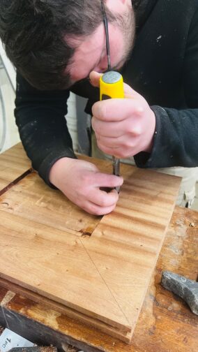 reproductiondepiecemoulureealamain Reproduction d'une pièce moulurée sur porte ancienne. Notre menuisier reproduit à la main l'empiècement de remplacement.