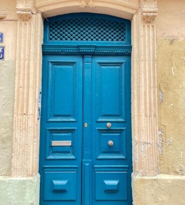 restauration d'une porte ancienne dans Montpellier avec imposte