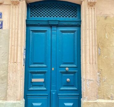 restauration d'une porte ancienne dans Montpellier avec imposte
