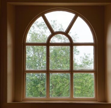 Fenêtre en bois, cintrée avec petits bois {{brizy_dc_image_alt imageSrc=